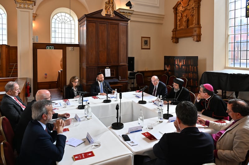 El élder Quentin L. Cook, del Cuórum de los Doce Apóstoles, se reunió con otros líderes religiosos en Londres el viernes 29 de mayo de 2025 para hablar sobre la libertad de religión y de creencias.