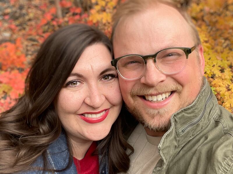 Julia y Kenny Schank fotografiados en Santaquin, Utah, el 28 de septiembre de 2025.