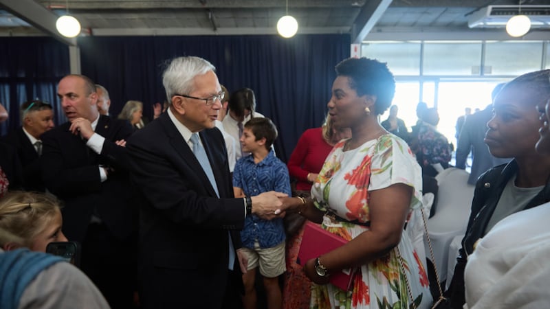 El élder Gerrit W. Gong se reúne con los miembros de la Iglesia en Durban, Sudáfrica, el domingo 17 de mayo de 2026.