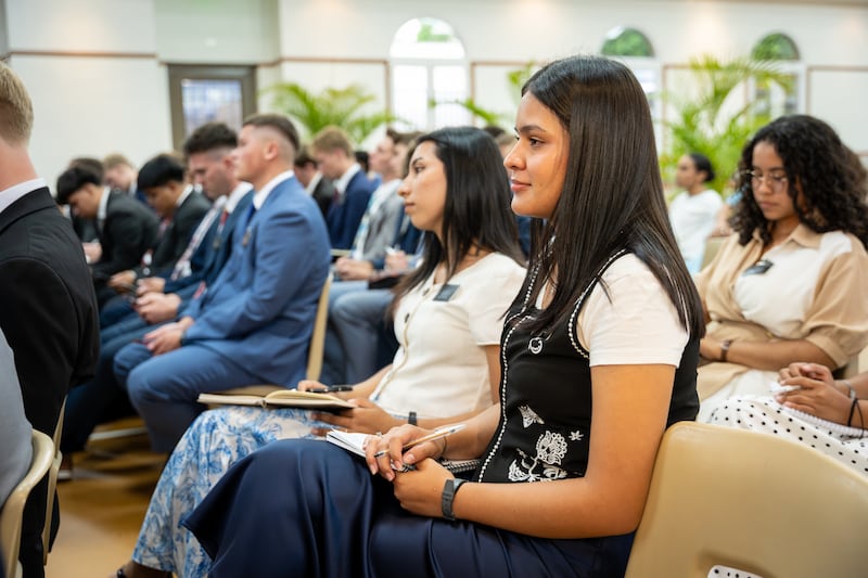 Los misioneros escuchan durante una devocional con élder Ronald A. Rasband del Cuórum de los Doce Apóstoles en Managua, Nicaragua, el viernes 16 de octubre de 2026.