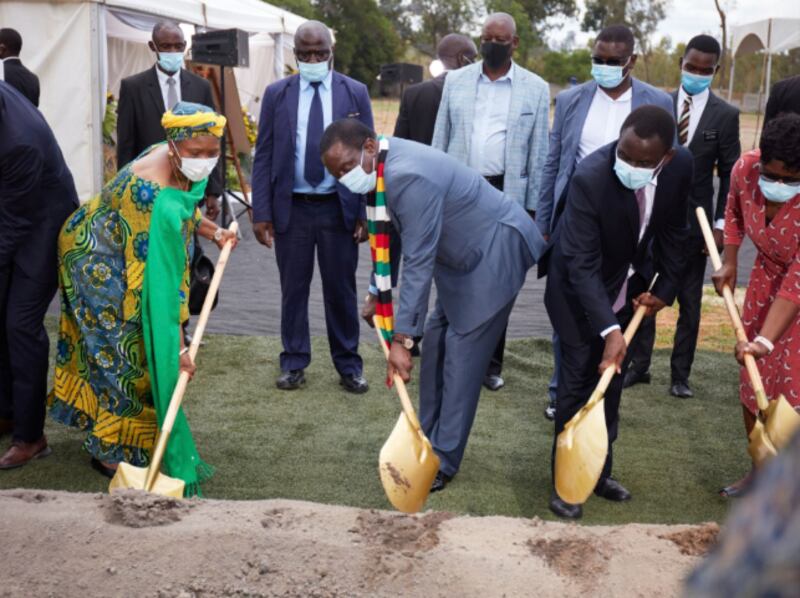Su Excelencia Emmerson Mnangagwa, presidente de la República de Zimbabue, se une al élder Edward Dube, Setenta Autoridad General, en la ceremonia de la palada inicial del Templo de Harare, Zimbabue, el 12 de diciembre de 2020.