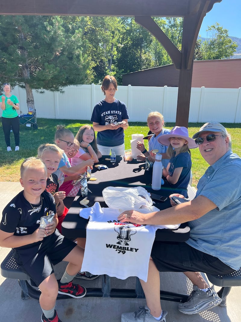 Niños de la Primaria del Barrio Cherry Lane, Estaca Layton Utah Este, aprenden sobre el norte de Europa durante un campamento de verano de historia familiar el lunes 14 de julio de 2025.