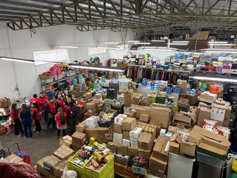 Voluntarios Santos de los Últimos Días en Portugal ayudan a clasificar donaciones de los miembros para Caritas Leiria y Caritas Setúbal después de que tormentas mortales azotaran el país a principios de febrero de 2026.