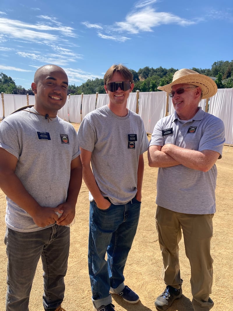 Tryston O'Toole, al centro, posa para una foto con otros misioneros durante su misión de servicio en Corona, California.