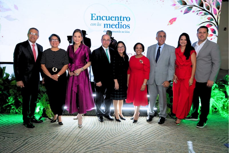 El élder Valeri V. Cordón, Setenta Autoridad General y presidente del Área del Caribe, posa para una foto con periodistas en el quinto encuentro anual entre la Iglesia y periodistas enfocado en historia familiar en República Dominicana el 16 de septiembre de 2026.