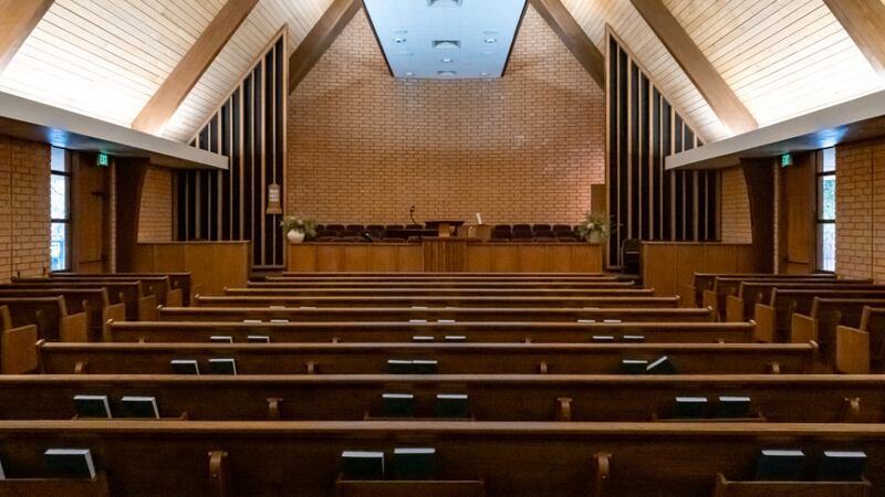Se muestra el interior de la capilla del Barrio Pacific Palisades el día de su rededicación tras la renovación por el incendio forestal en Pacific Palisades, California, el domingo 12 de abril de 2026.