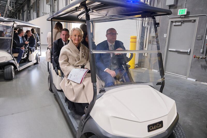 Cindy McCain, directora ejecutiva del Programa Mundial de Alimentos, recibe un recorrido por el Almacén Central de los Obispos de La Iglesia de Jesucristo de los Santos de los Últimos Días en Salt Lake City, Utah, el viernes 30 de enero de 2026.