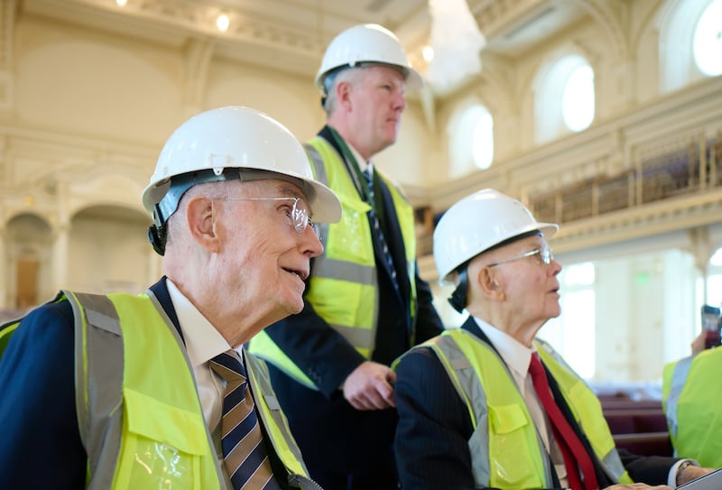 El presidente Dallin H. Oaks, a la derecha, y el presidente Henry B. Eyring, a la izquierda, recorren el salón de asambleas del Templo de Salt Lake.