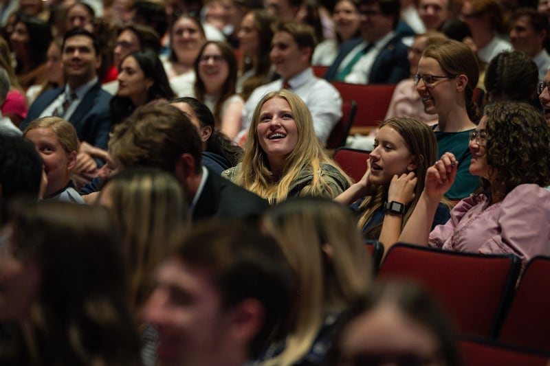 Los alumnos escuchan mientras el élder Gérald Caussé, del Cuórum de los Doce Apóstoles, ofrece un devocional en BYU–Idaho el domingo, 14 de junio de 2026.