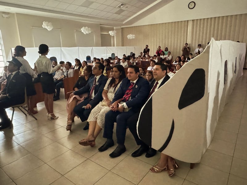 Niños y líderes de la Primaria de la Estaca Samborondón Ecuador se sientan a bordo de un avión simulado durante la actividad del centro de capacitación misional miniestaca en Guayaquil, Ecuador, el 21 de febrero de 2026.