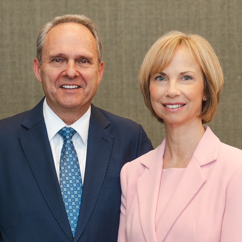 Brad Thompson y Joanne Thompson, quienes servirán como presidente y directora de obreras del Templo de Toronto, Ontario, a partir de septiembre de 2026.