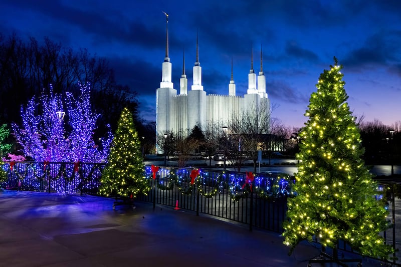 Las luces navideñas iluminan los jardines del Templo de Washington D.C. el martes 2 de diciembre de 2025.