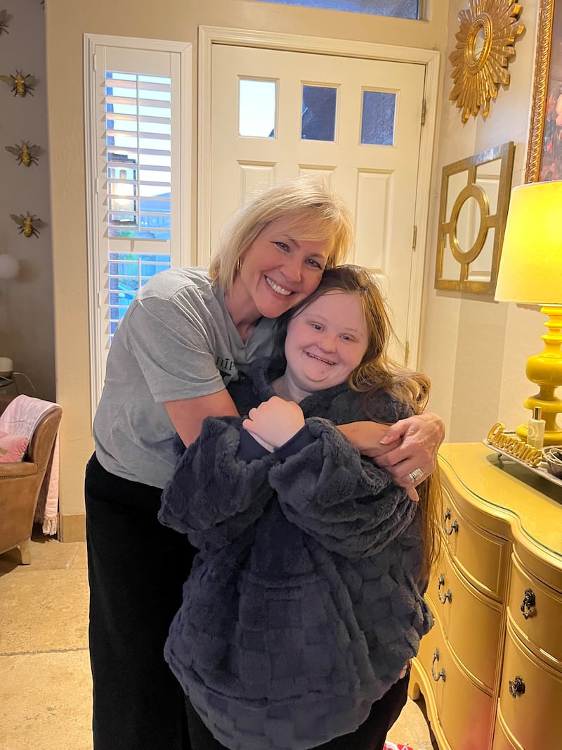Carol Tingey, a la izquierda, abraza a Kennedy Swartz el 30 de julio de 2025 en Gilbert, Arizona.