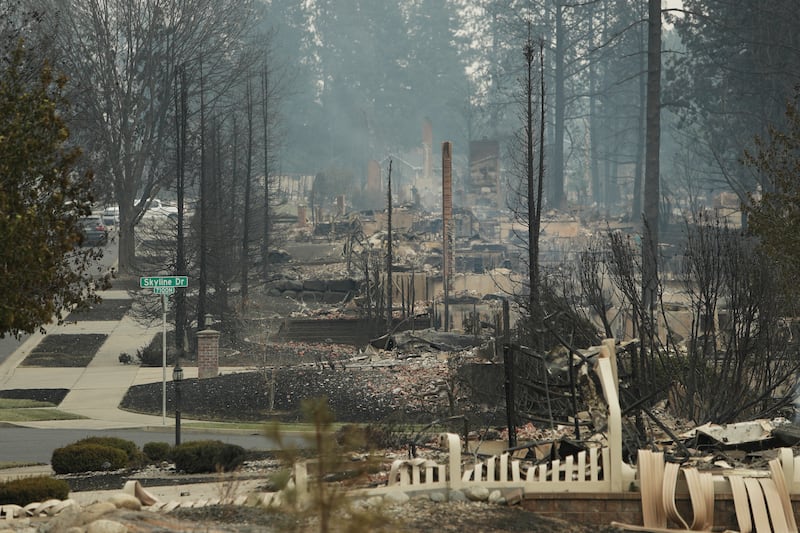 Las estructuras a lo largo de la avenida West Tiffany quedaron completamente quemadas después de un incendio forestal, domingo, 2 de agosto de 2026, en Spokane, Washington.
