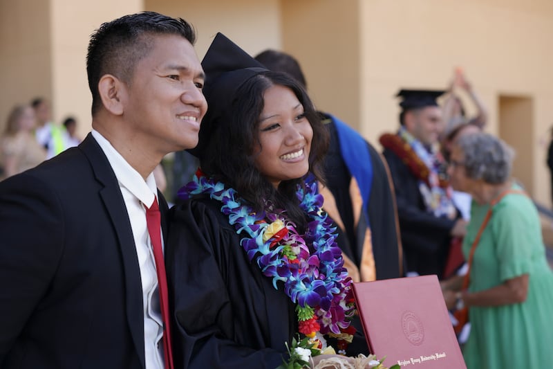 Los graduados de BYU–Hawaii celebran con familiares y amigos fuera del Cannon Activities Center en Laie, Hawaii, después de la ceremonia de graduación el viernes 12 de diciembre de 2025.