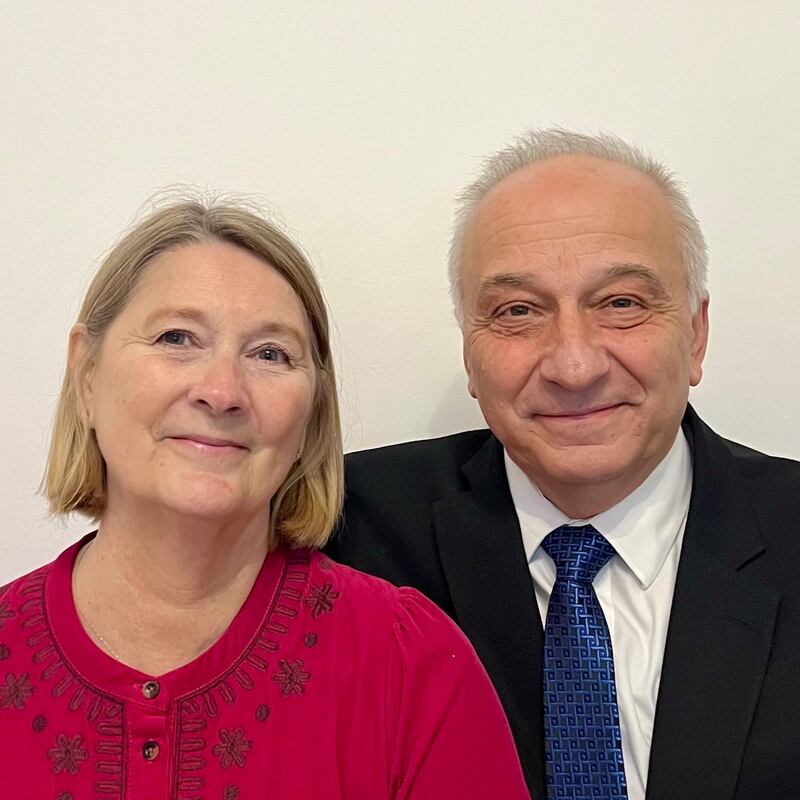 Michael Gilmore y Jacqueline Gilmore, quienes servirán como presidente y directora del Templo de Preston, Inglaterra, a partir de septiembre de 2026.