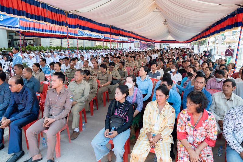Una gran multitud de trabajadores de la salud, funcionarios del gobierno y residentes se reunió bajo una colorida carpa el 26 de febrero de 2026 para celebrar la inauguración del nuevo centro cardiaco en el Hospital Provincial de Referencia de Siem Reap, en Siem Reap, Camboya.
