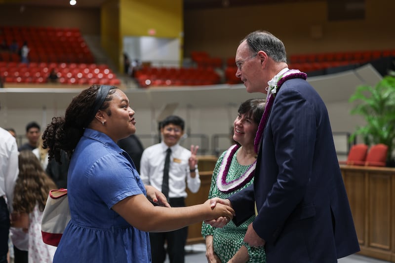 El Obispo Presidente W. Christopher Waddell y su esposa, la hermana Carol S. Waddell, saludan a los estudiantes de la Universidad Brigham Young Hawái después de una devoción en el campus realizada en el Cannon Activities Center en Laie, Hawái, el martes 13 de octubre de 2026.