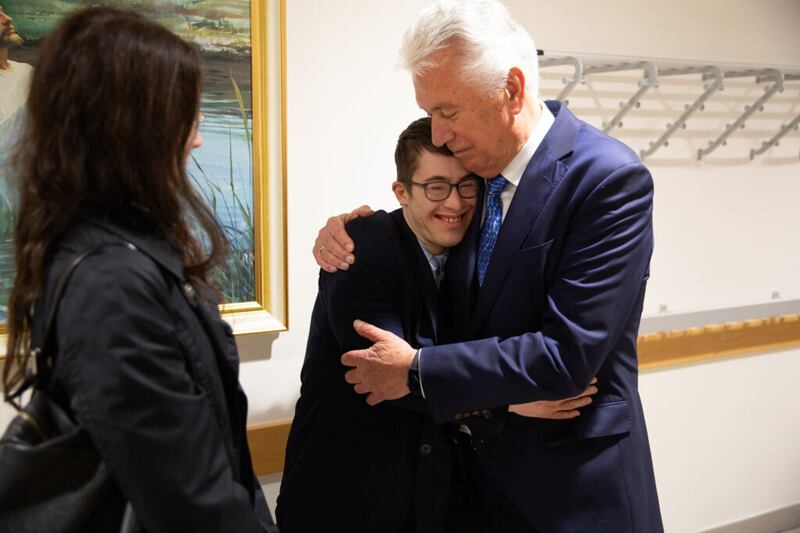 El élder Dieter F. Uchtdorf, del Cuórum de los Doce Apóstoles, saluda a las personas en el centro de reuniones de Friedrichsdorf, Alemania, el 22 de abril de 2022. Habló en un devocional en Friedrichsdorf que se transmitió en vivo a los Santos de los Últimos Días de habla alemana en Austria, Alemania y Suiza.