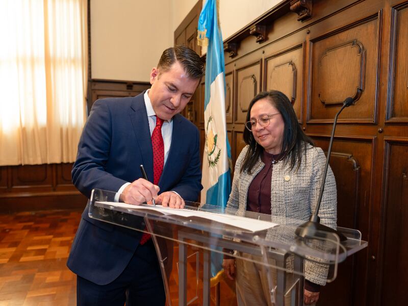 El élder Gregorio Casillas, Setenta Autoridad General y miembro de la presidencia del Área Centroamérica de La Iglesia de Jesucristo de los Santos de los Últimos Días, firma la escritura de donación del generador junto con la viceministra de Hospitales, María del Rosario Orozco, en Guatemala, el 2 de febrero de 2026.