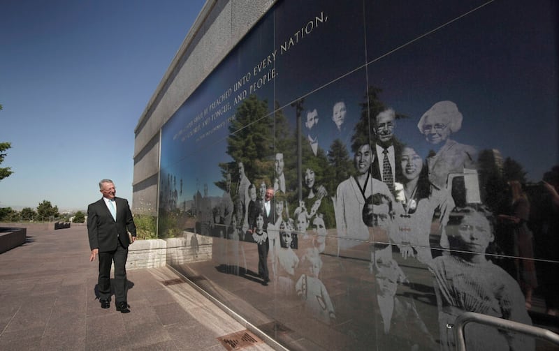 El élder Ulisses Soares, del Cuórum de los Doce Apóstoles, mira el mural llamado “La familia del hombre” en el techo del Centro de Conferencias en Salt Lake City el martes, 23 de junio de 2020.