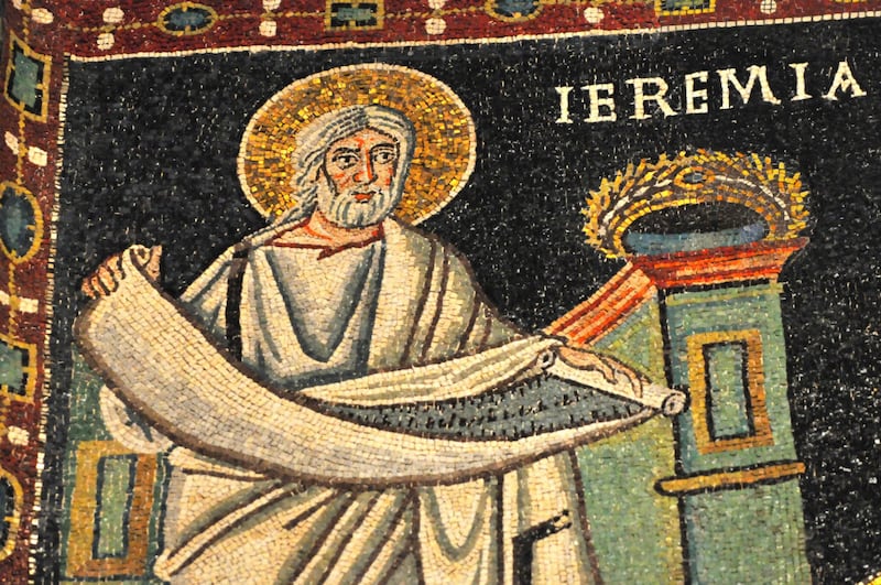 El profeta Jeremías sostiene uno de sus pergaminos en una escena de la basílica Bizantina de San Vitalis, declarada Patrimonio de la Humanidad por la UNESCO, en Ravena, Italia.
