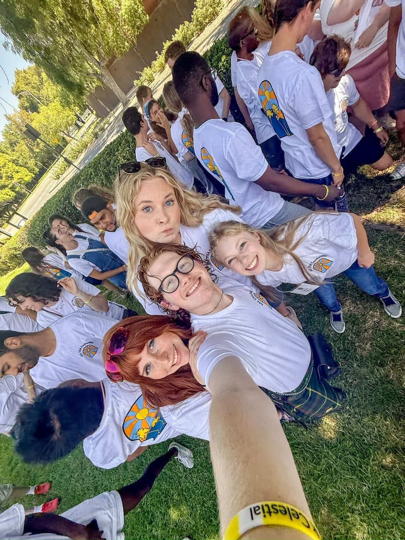 Los participantes de la conferencia ASL YSA 2025 sonríen para una foto en Riverside, California. La conferencia se llevó a cabo del 14 al 18 de agosto de 2025.