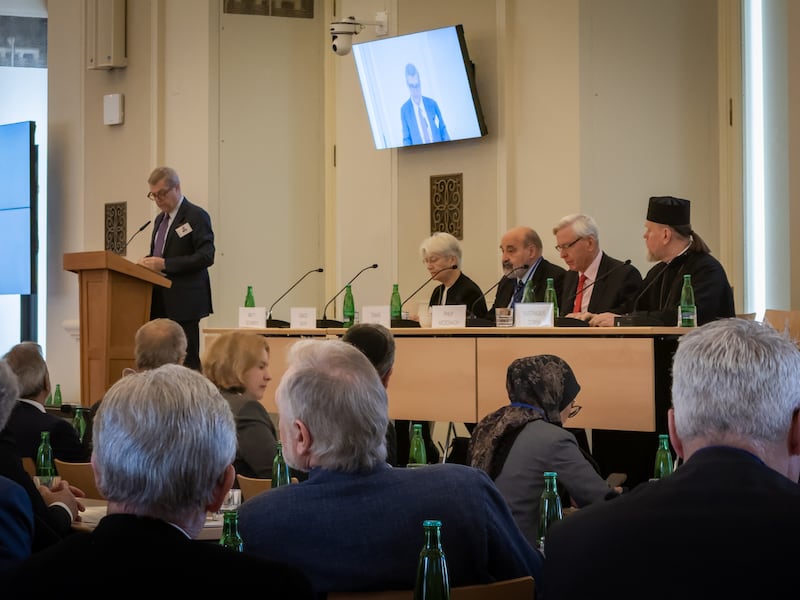 El profesor Brett Scharffs del Centro Internacional para el Derecho y Estudios Religiosos de la Universidad Brigham Young modera un panel durante la Conferencia Internacional de Alto Nivel de la Alianza del Artículo 18 (Alianza Internacional para la Libertad Religiosa o de Creencia) el 13 de noviembre de 2025, en Praga, República Checa.