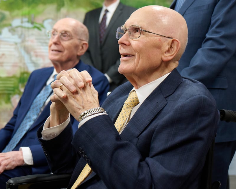 El presidente Dallin H. Oaks y el presidente Henry B. Eyring recorren el nuevo Centro de Ayuda Humanitaria de la Iglesia en Salt Lake City el viernes, 22 de mayo de 2026.