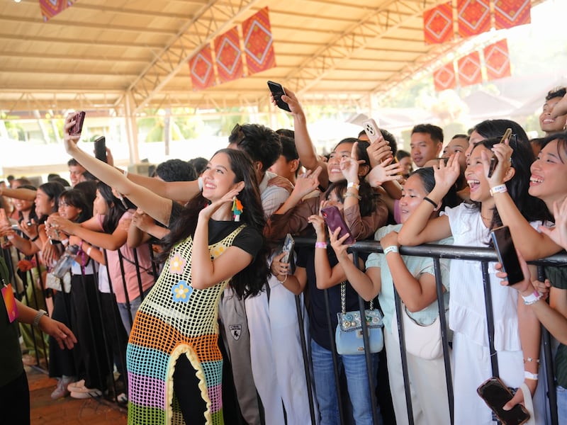 Asistentes al concierto se toman una selfie en el Festival 2025: Un Concierto para la Juventud en la ciudad de Dávao, Filipinas, el 2 de agosto de 2025.