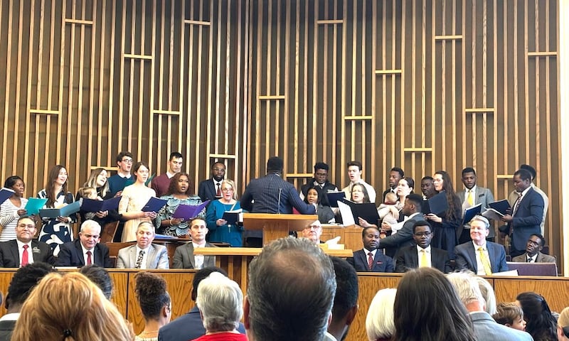 Los miembros del coro del Barrio Lehi 35 (de habla francesa) cantan durante una reunión el 9 de febrero de 2025 en Lehi, Utah.