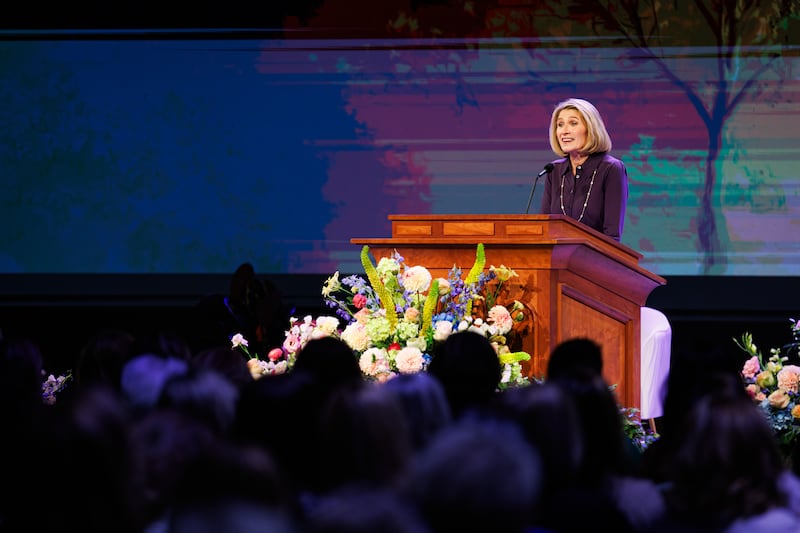 La presidenta Camille N. Johnson, presidenta general de la Sociedad de Socorro, habla durante su discurso principal como parte de la Conferencia de Mujeres de BYU, celebrada en el Marriott Center en Provo, Utah, el jueves 30 de abril de 2026.