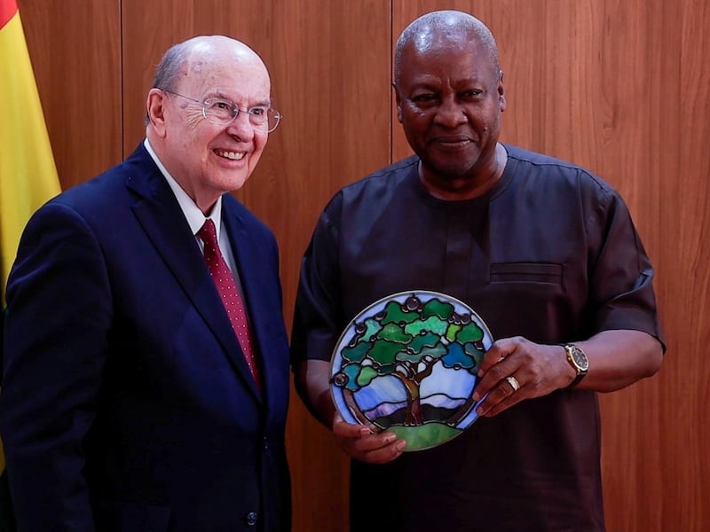 El élder Quentin L. Cook obsequia un tapiz de vitral del árbol de la vida a John Dramani Mahama, presidente de la República de Ghana, durante su visita a Acra, Ghana, el 17 de febrero de 2026.