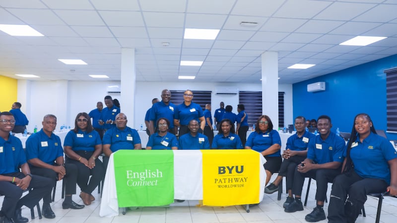Los líderes de zona de BYU–Pathway Worldwide se toman una foto juntos durante una conversación con líderes locales de la Iglesia sobre la inscripción en Lagos, Nigeria, en julio de 2026.