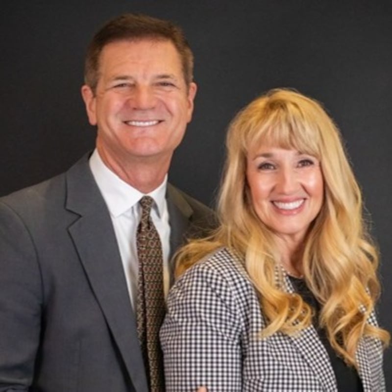 Stuart R. Schofield y M. Lisa Schofield, quienes servirán como presidente y compañera de la Misión Texas Lubbock a partir de julio de 2026.
