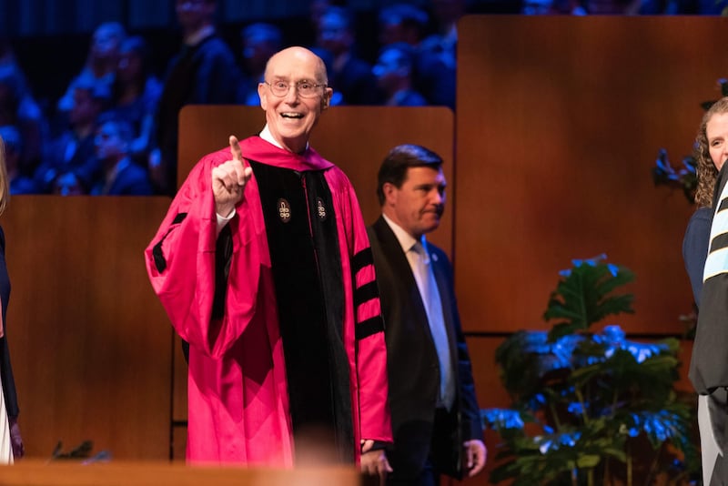 El presidente Henry B. Eyring, primer consejero de la Primera Presidencia, habla durante la ceremonia de graduación de BYU–Idaho el 20 de julio de 2022 en el Centro de BYU–Idaho en Rexburg, Idaho.