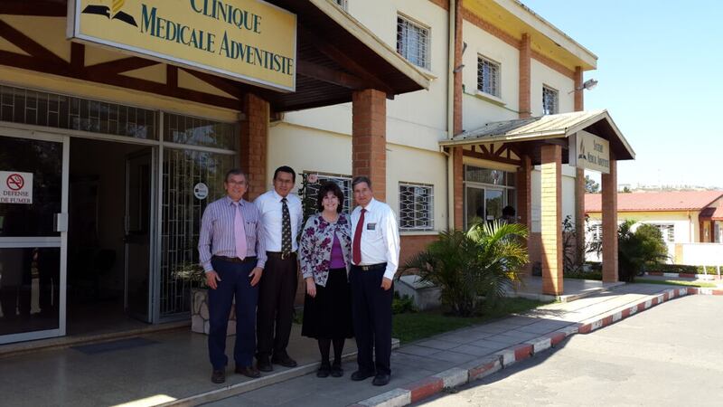 Los Rossiter trabajando con recursos médicos locales en su misión en Madagascar.