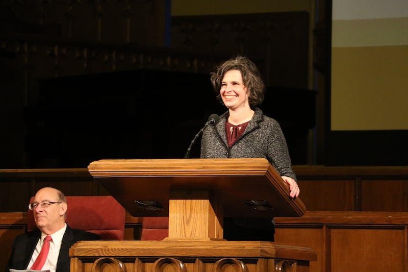 Kate Holbrook — coeditora de un libro recién publicado "At the Pulpit: 185 años de discursos de mujeres Santos de los Últimos Días" — habla en el Salón de Asambleas de la Manzana del Templo el 2 de marzo.