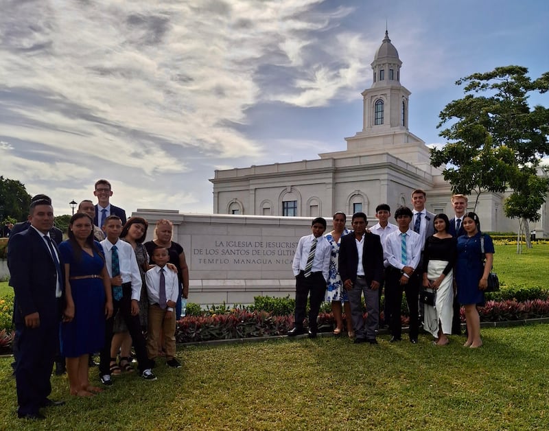 Misioneros y miembros de la Rama Nueva Guinea se encuentran fuera del Templo de Managua Nicaragua en Managua, Nicaragua, después de un recorrido el 16 de septiembre de 2026.