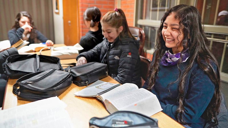 Hombres y mujeres jóvenes asisten a una clase de seminario temprano por la mañana en Argentina.