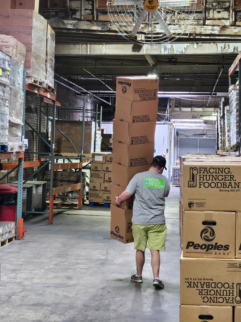 El élder Welch lleva una pila de cajas en el banco de alimentos Facing Hunger en Huntington, Virginia Occidental, el ______.