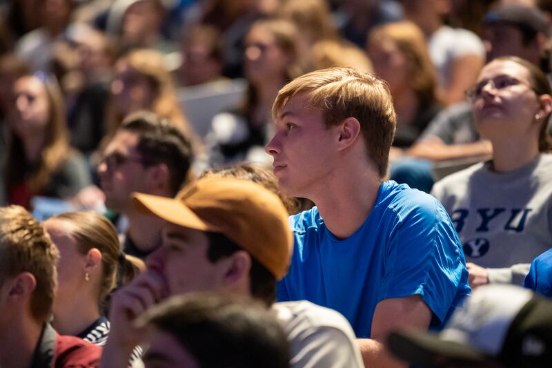 Estudiantes escuchan mientras el élder Edward B. Rowe, Setenta Autoridad General, da un discurso devocional en la Universidad Brigham Young en Provo, Utah, el martes 4 de noviembre de 2025.