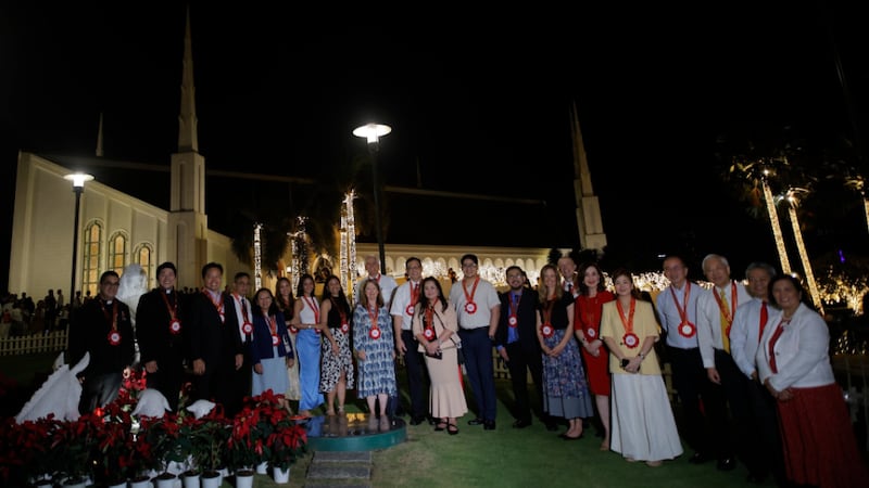 Invitados asisten a la ceremonia de iluminación de las luces navideñas en el Templo de Manila, Filipinas, el 13 de noviembre de 2025.
