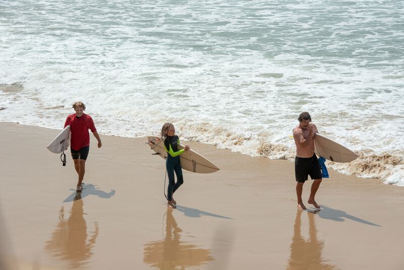 Los participantes del Coffs Soul Surfest caminan por la playa cerca de Coffs Harbour, Australia, durante la competencia de surf enfocada en la fe de 3 días, del 26 al 29 de septiembre de 2025.