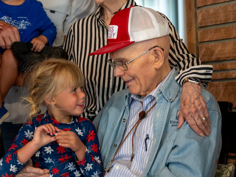 El presidente Dallin H. Oaks habla con uno de sus bisnietos durante una reunión familiar el sábado, 4 de julio de 2026, en Joe's Valley, Utah.