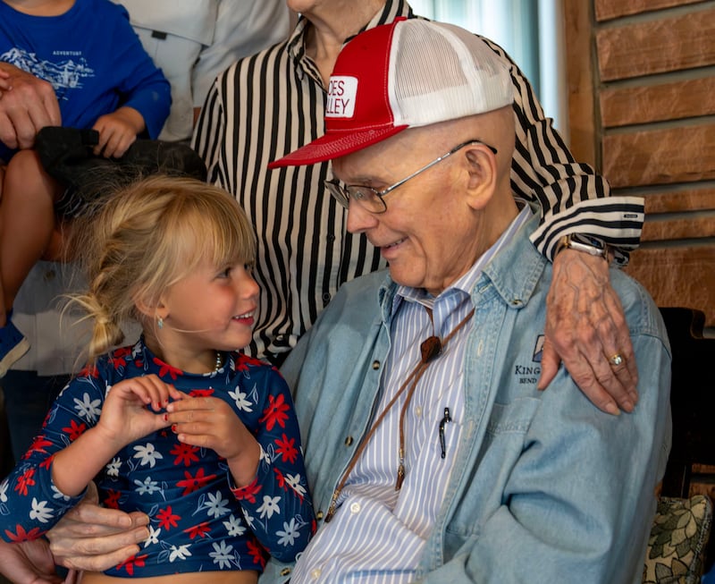 El presidente Dallin H. Oaks conversa con uno de sus bisnietos durante una reunión familiar el sábado, 4 de julio de 2026, en Joe's Valley, Utah.