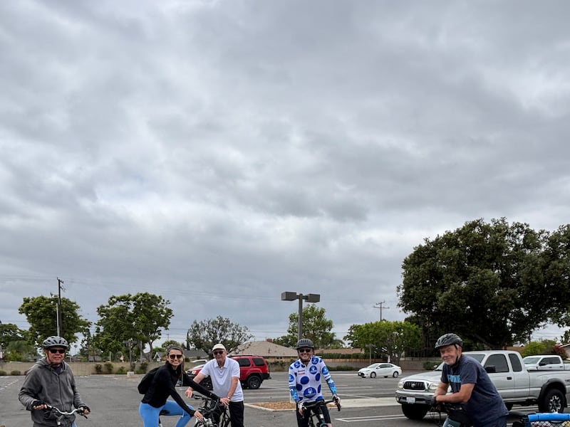 Los miembros de la Estaca Anaheim California se preparan para comenzar a andar en bicicleta hacia el terreno del Templo de Yorba Linda California el sábado 17 de mayo de 2025, como parte de la actividad "Caminata al Templo".