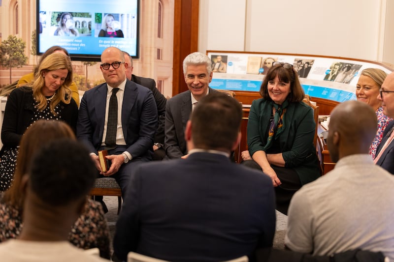 El élder Gérald Caussé, del Cuórum de los Doce Apóstoles, y su esposa, Valérie, conversan con nuevos conversos en el Centro de Visitantes de París, Francia, en Versalles, Francia, el viernes 27 de febrero de 2026. A la derecha del élder Caussé está el élder James W. McConkie III, de la presidencia del Área Europa Central, y su esposa, Laurel.