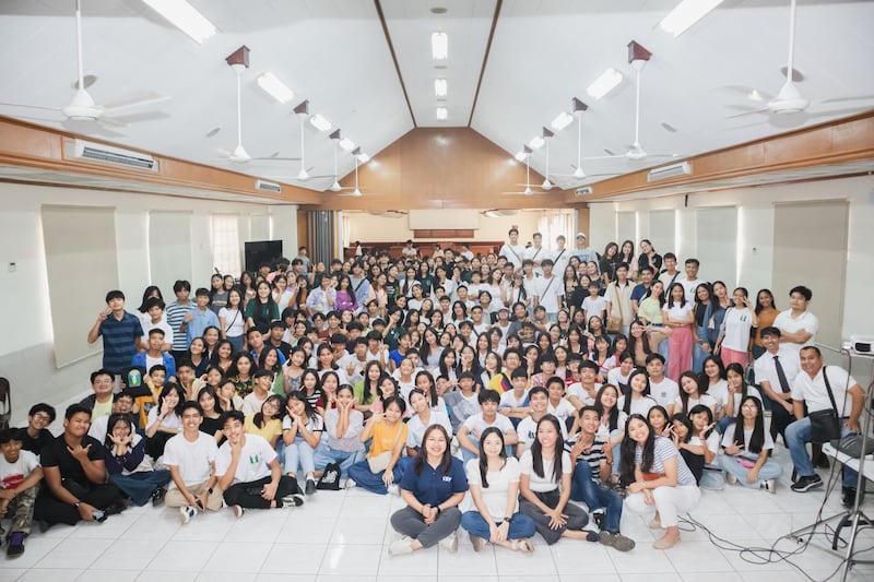 Jóvenes que asisten al Festival 2025: Un concierto para la juventud en la ciudad de Dávao, Filipinas, posan para una foto grupal el 2 de agosto de 2025.