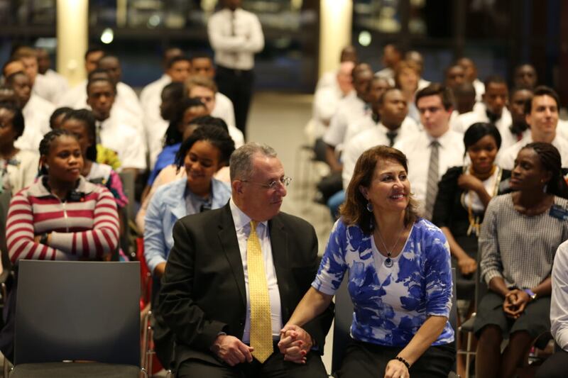 El élder Ulisses Soares y su esposa, la hermana Rosana Soares, durante su visita al Área África Oeste de la Iglesia.